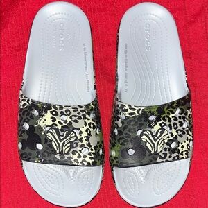 Women’s Size 10 DISNEY MICKEY MOUSE ANIMAL KINGDOM CAMO PRINT CROCS Men’s 8